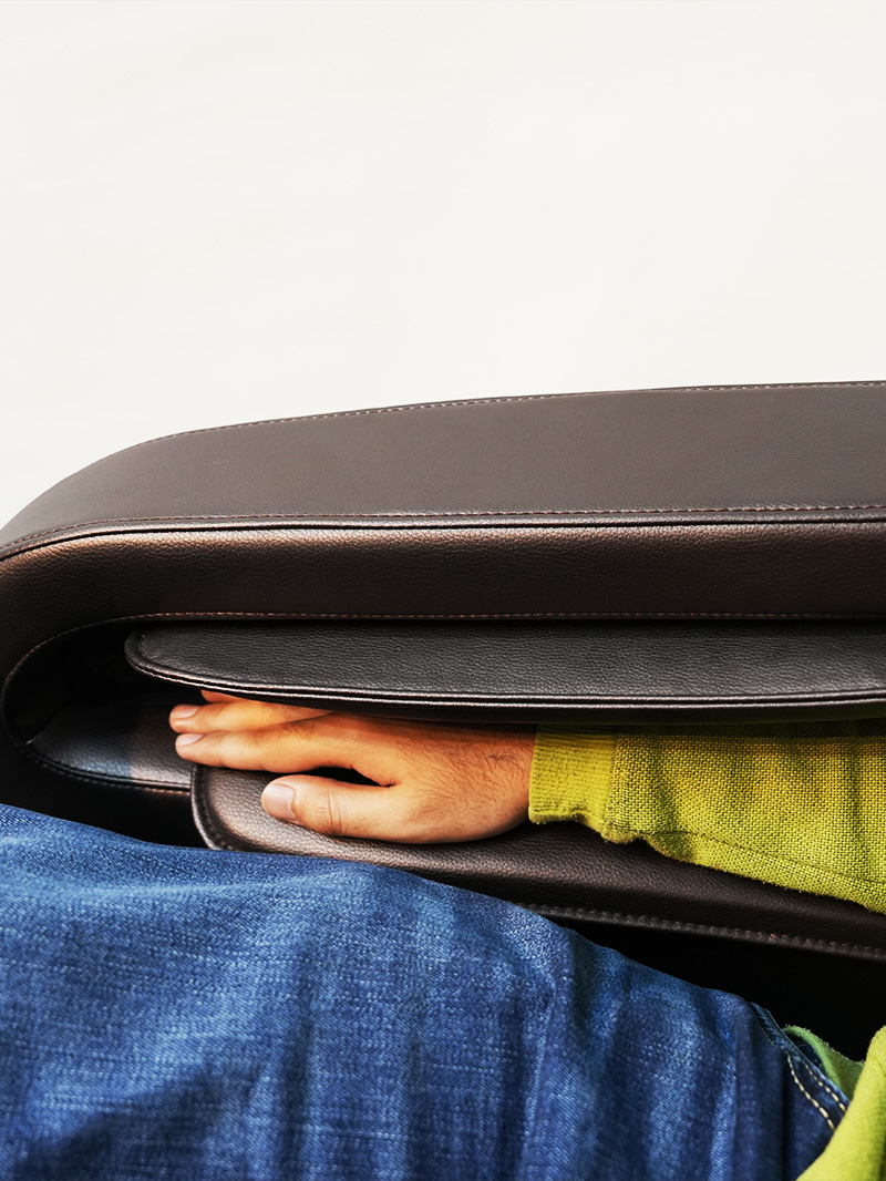 Hand inside arm airbag massage section